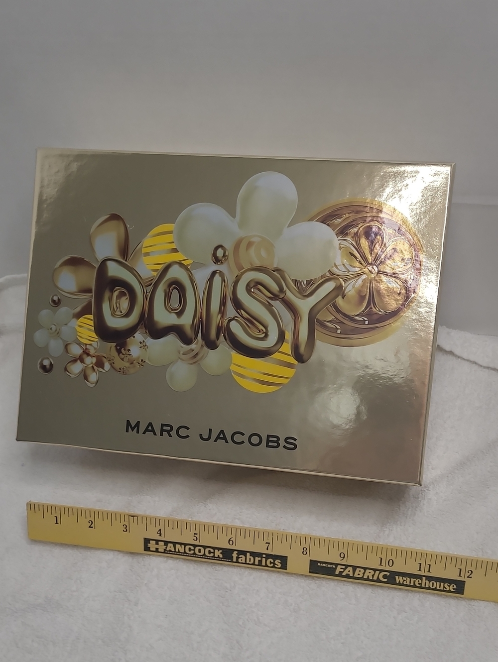 Marc Jacobs Gold and White Daisy Gift Box